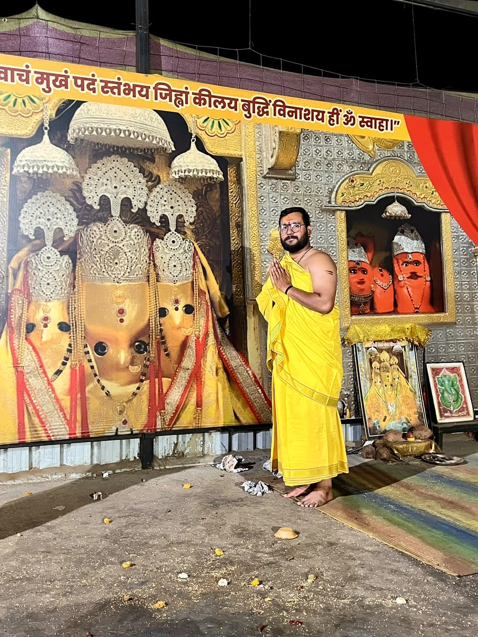 आचार्य पं. शुभम् पांडेय, माँ बगलामुखी के चित्र के सामने