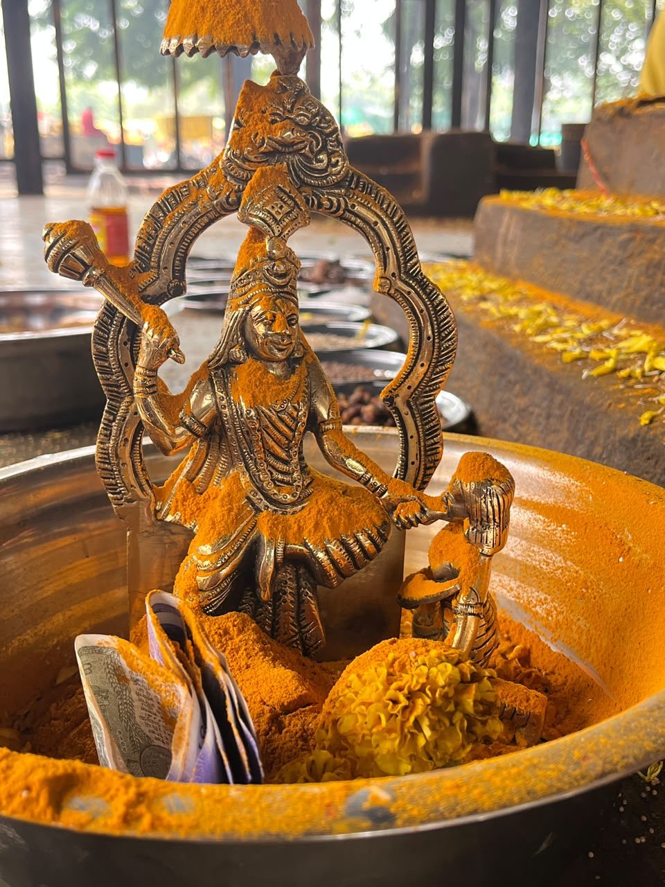 हल्दी से सुशोभित माँ बगलामुखी की धातु प्रतिमा