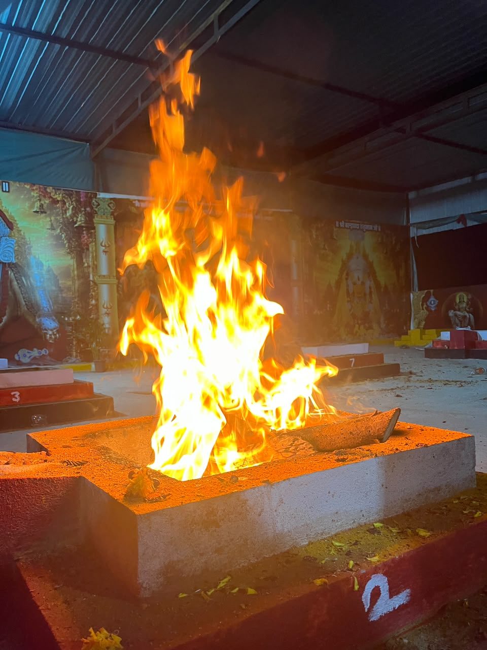 हवन कुंड में प्रज्वलित अग्नि