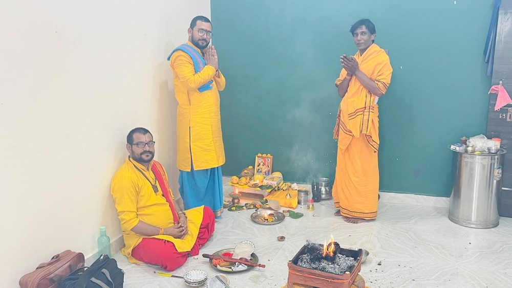 राजनीति में विजय प्राप्ति हवन की झलक