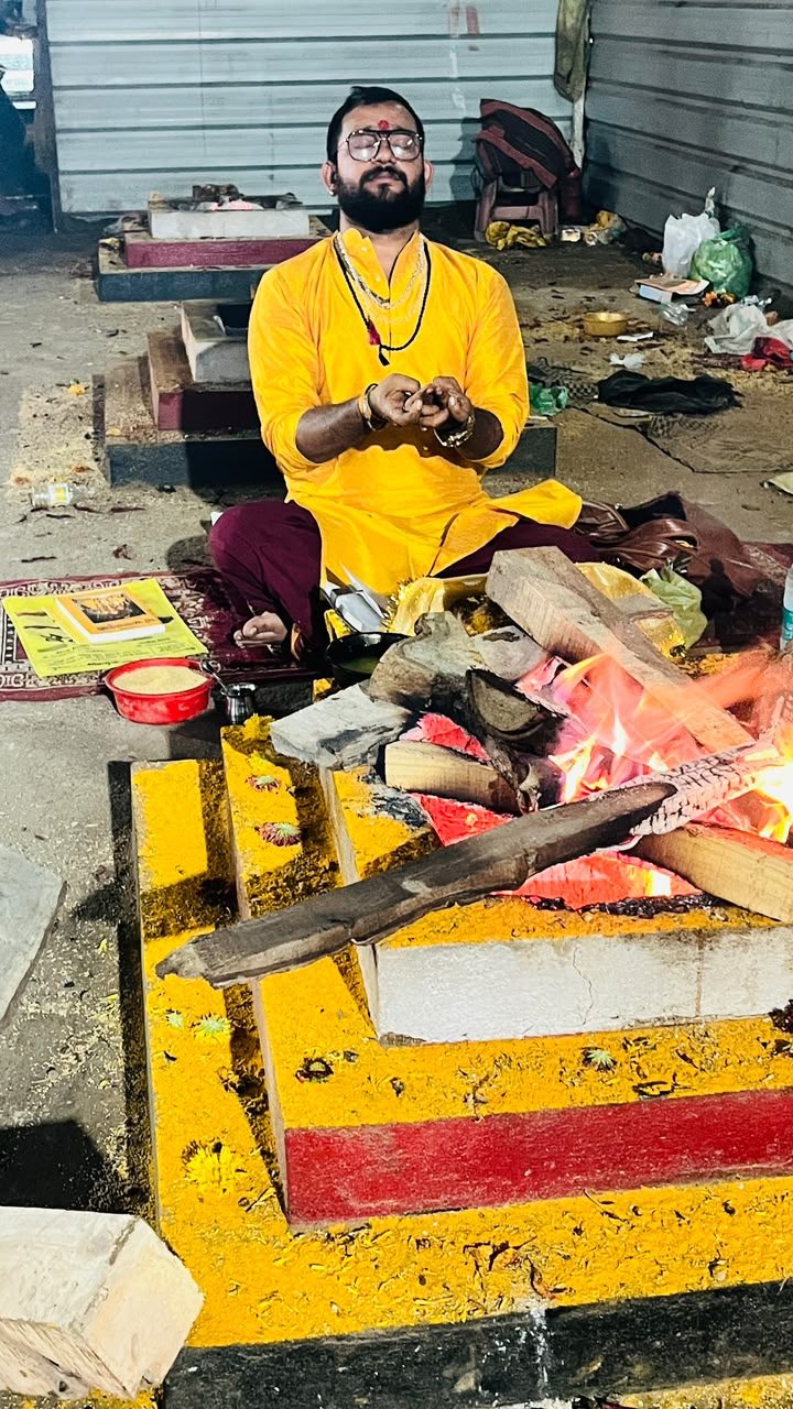 आचार्य पं. शुभम् पांडेय हवन कुंड के सामने